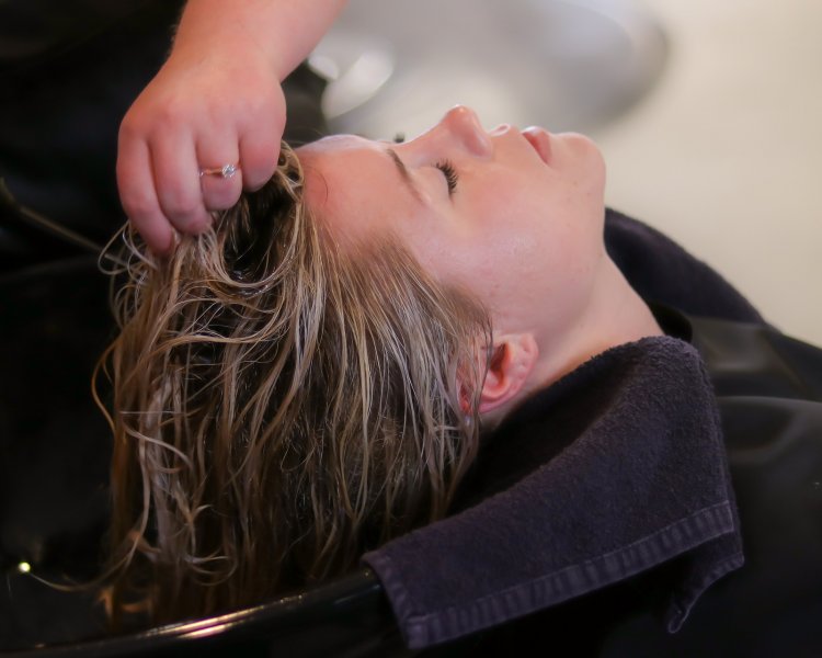 Hvor længe skal silver shampoo sidde i håret?